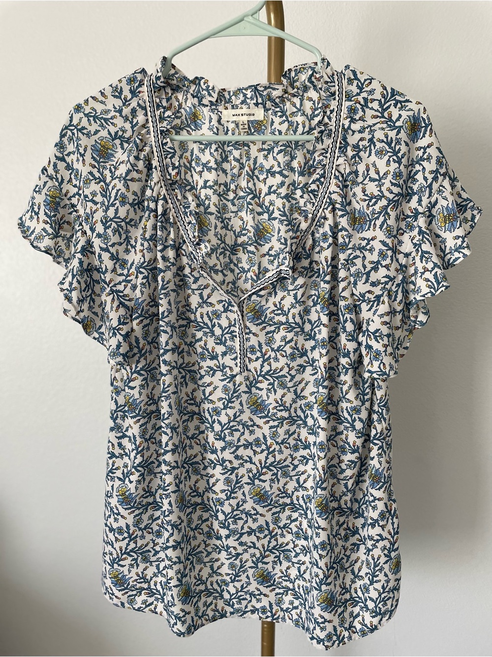 Max Studio Blue and White Floral Ruffle-Sleeve Scoop Neck Blouse Size L Like New